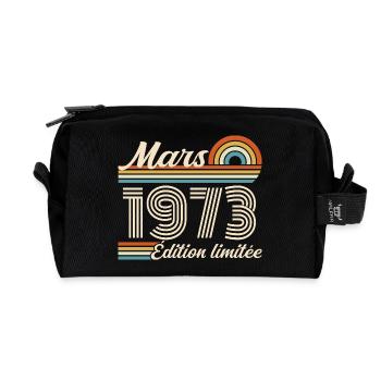 53. Geburtstagsgeschenk – Geboren im März 1973 - Recycelte Kulturtasche - Schwarz - Vorne