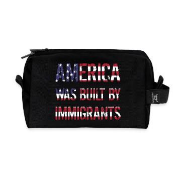 L’AMÉRIQUE A ÉTÉ CONSTRUITE PAR DES IMMIGRANTS Flüchtlingsrechte - Trousse de toilette en tissu recyclé - noir - Devant
