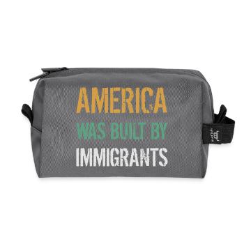 L’AMÉRIQUE A ÉTÉ CONSTRUITE PAR DES IMMIGRANTS Flüchtlingsrechte - Trousse de toilette en tissu recyclé - anthracite - Devant