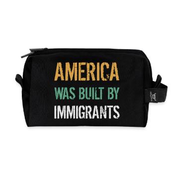 AMERICA WAS BUILT BY IMMIGRANTS Flüchtlingsrechte - Recycled Toiletry Zip Bag - black - Front