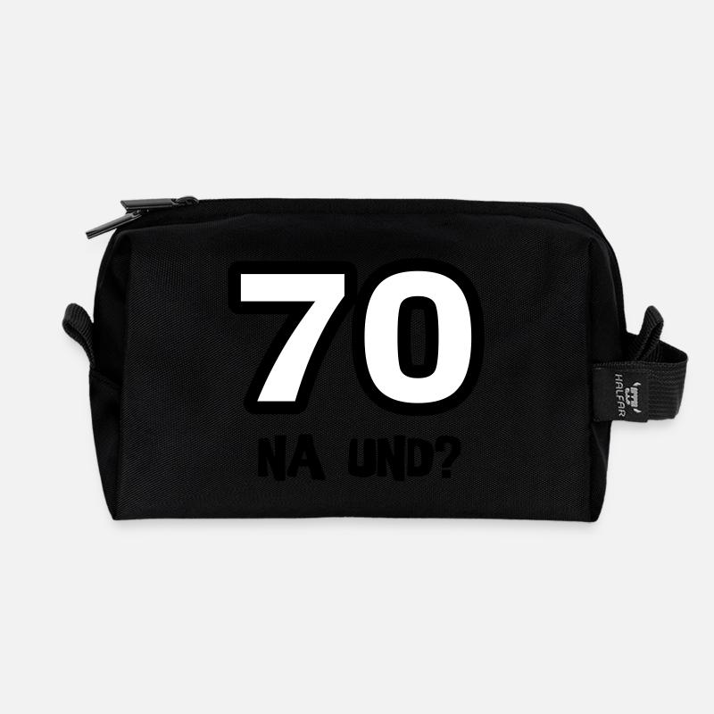 Zum 70. Geburtstag ein Shirt „70 na und?“ - Recycelte Kulturtasche - Schwarz
