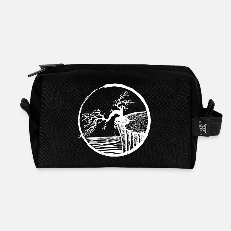 Landschaft mit Baum am Klippenrand - Recycelte Kulturtasche - Schwarz