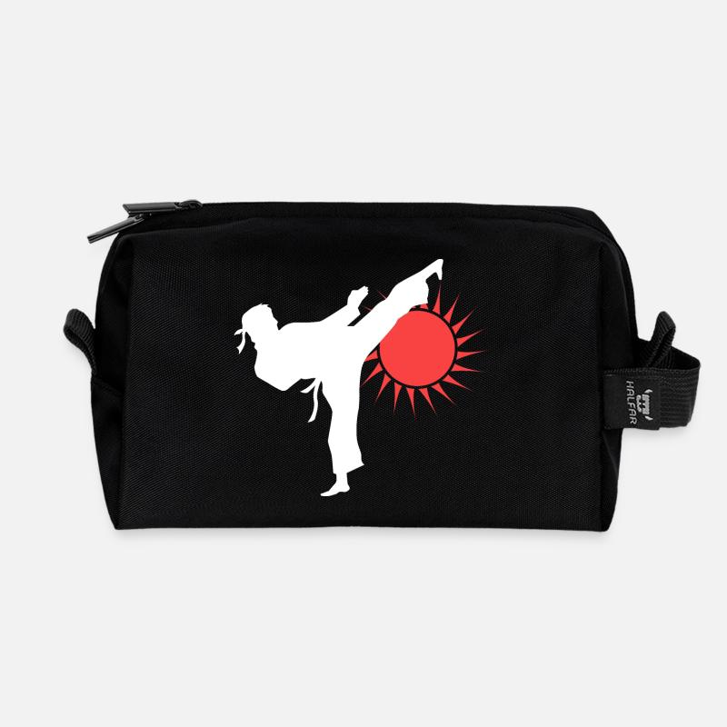 Karate Kick Silhouette mit roter Sonne - Recycelte Kulturtasche - Schwarz