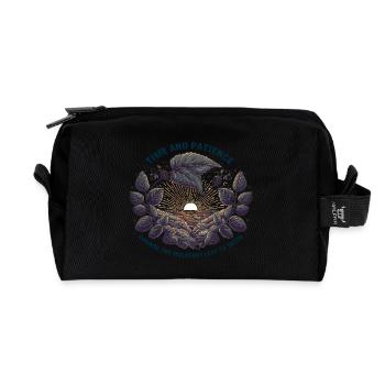Time and patience change the mulberry leaf to sati - Recycelte Kulturtasche - Schwarz - Vorne
