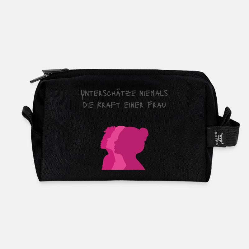 Unterschätze niemals die Kraft einer Frau - Recycelte Kulturtasche - Schwarz