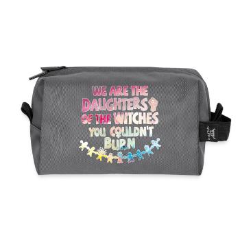 Nous sommes les filles des sorcières que tu n’as pas pu brûler - Trousse de toilette en tissu recyclé - anthracite - Devant