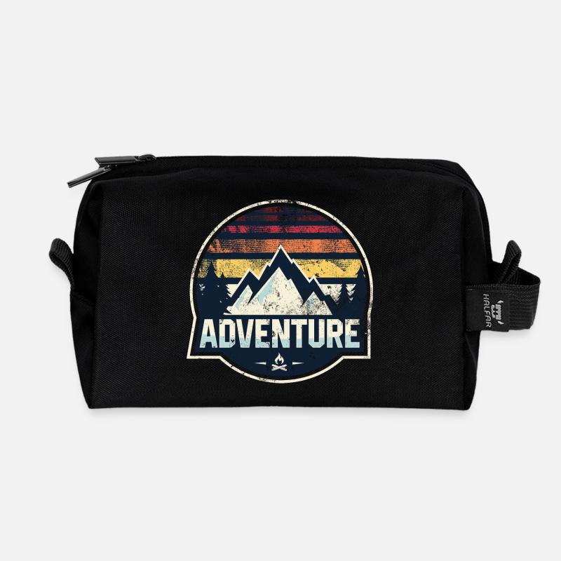 Adventure Mountain Patch - Recycelte Kulturtasche - Schwarz