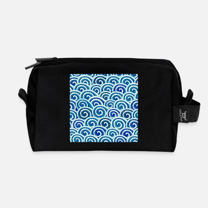 Ausdrucksstarkes Wellenmuster in Blau - Recycelte Kulturtasche - Schwarz