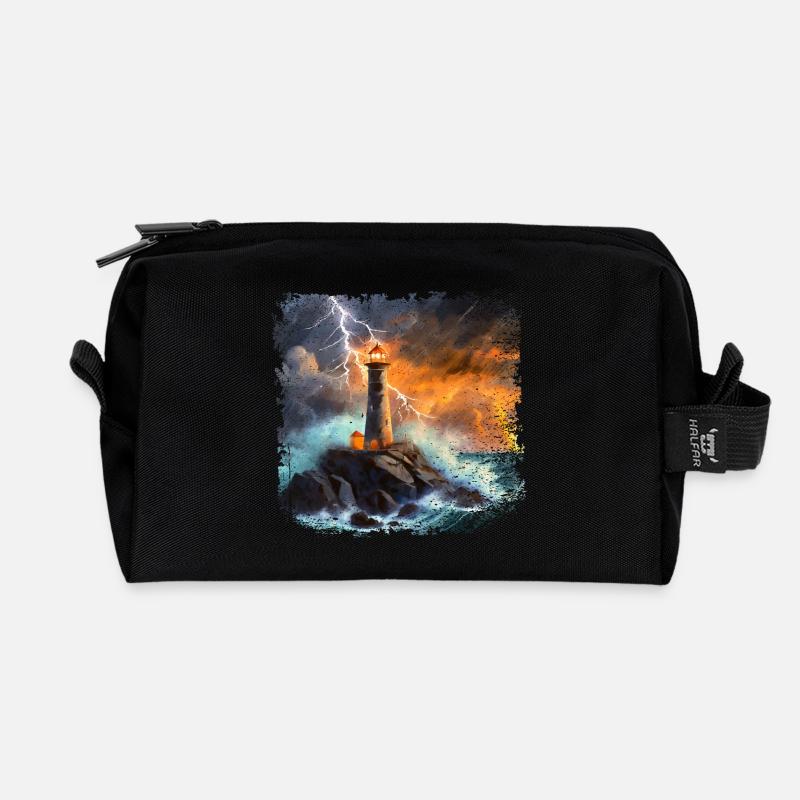 Leuchtturm der nachts auf das Meer hinausstrahlt - Recycelte Kulturtasche - Schwarz