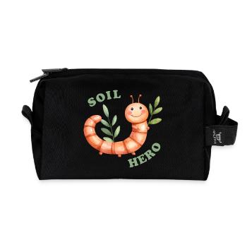 Fröhliche Öko-Heldin - Regenwurm mit Blättern im Hintergrund - Recycelte Kulturtasche - Schwarz - Vorne