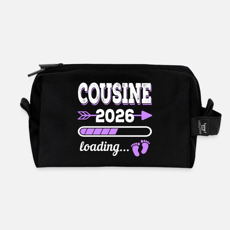 Cousine 2026 Loading Schwangerschaft Geschenkidee - Recycelte Kulturtasche - Schwarz