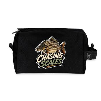 Chasing Scales Karpfenfischerei-Design - Recycelte Kulturtasche - Schwarz - Vorne