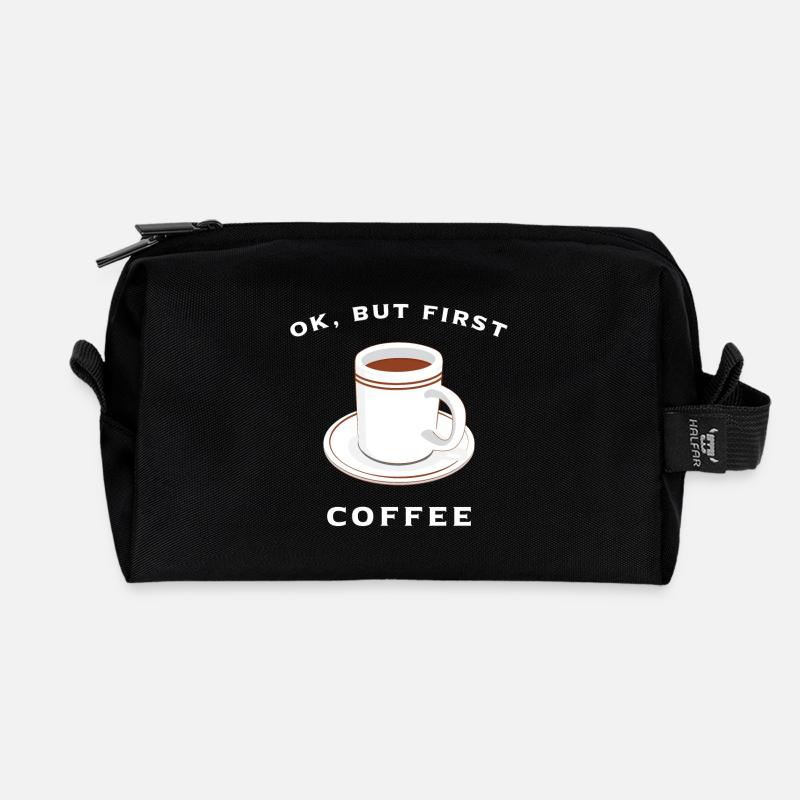 Ok but first coffee! - Recycelte Kulturtasche - Schwarz