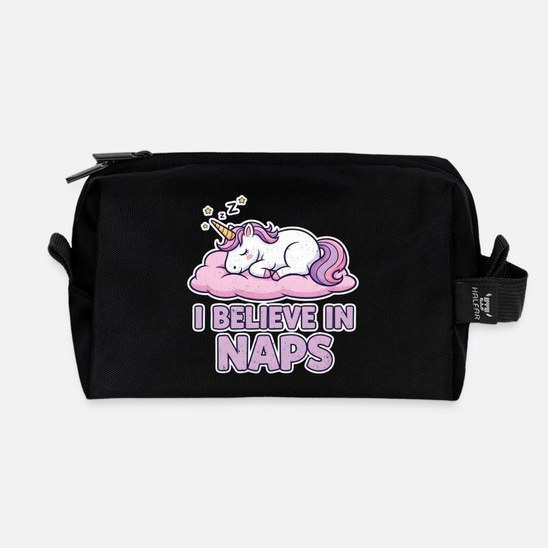 Schlafendes Einhorn auf Wolke – Naps - Recycelte Kulturtasche - Schwarz