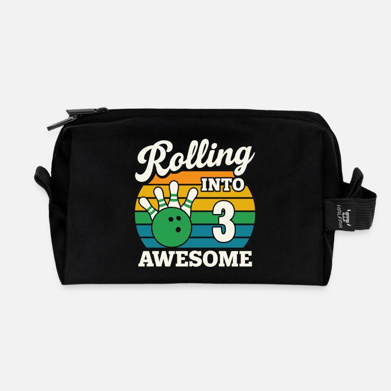 Rolling Into 3 Birthday Design - Recycelte Kulturtasche - Schwarz