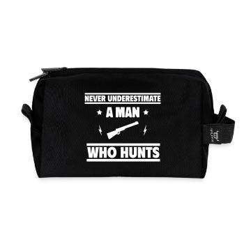 Never underestimate a man who hunts - Recycled Toiletry Zip Bag - black - Front