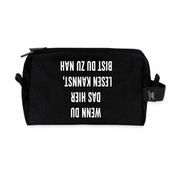 Umgedrehte Großbuchstaben Typo - Recycelte Kulturtasche - Schwarz - Vorne