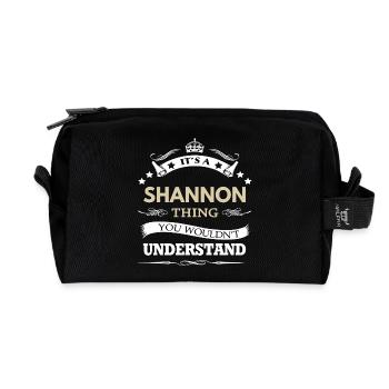 Es ist ein Shannon Thing Nachnamengeschenk - Recycelte Kulturtasche - Schwarz - Vorne