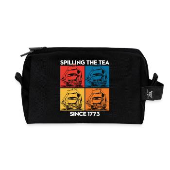 Tee verschütten seit 1773 – Humorvolle Geschichte - Recycelte Kulturtasche - Schwarz - Vorne