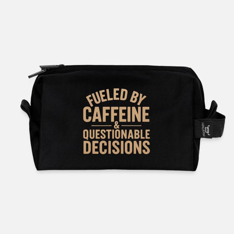 Fueled by Caffeine & Questionable Decisions Shirt - Recycelte Kulturtasche - Schwarz
