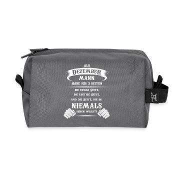 Als Dezember Mann habe ich 3 Seiten Shirt - Recycelte Kulturtasche - Anthrazit - Vorne