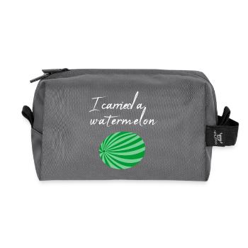 Ich habe eine Wassermelone getragen / Geschenk - Recycelte Kulturtasche - Anthrazit - Vorne