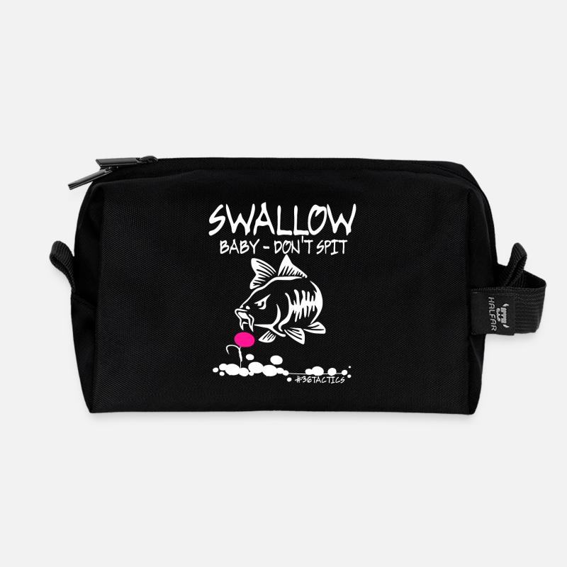 SWALLOW Baby DON'T SPIT - KARPFEN - ANGELN - CARP - Recycelte Kulturtasche - Schwarz