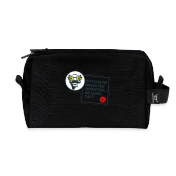F011A023453F8149A777D96AEDD07C146AD9BC445A8B49FF0 - Recycelte Kulturtasche - Schwarz - Vorne
