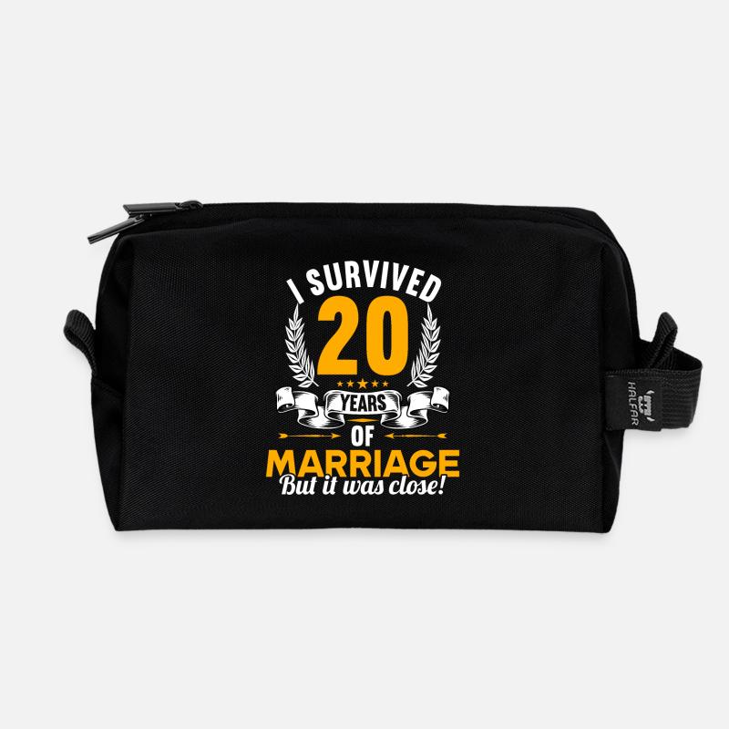 Ich habe 20 Jahre Ehe überlebt 20.Hochzeitstag - Recycelte Kulturtasche - Schwarz