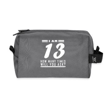 Ich bin 13 – 13. Geburtstag Geschenk - Recycelte Kulturtasche - Anthrazit - Vorne