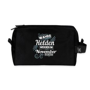 Wahre Helden wurden im November geboren - Recycelte Kulturtasche - Schwarz - Vorne