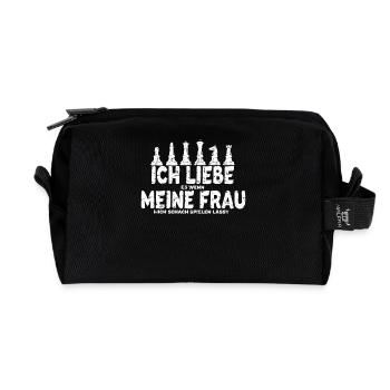 Ich liebe es wenn meine Frau mich Schach spielen - Recycelte Kulturtasche - Schwarz - Vorne