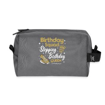 Stepping with the Birthday Queen Squad Party Desig - Recycelte Kulturtasche - Anthrazit - Vorne