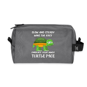 Slow and steady wins the race embrace turtle pace - Recycelte Kulturtasche - Anthrazit - Vorne