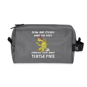 Slow and steady wins the race embrace turtle pace - Recycelte Kulturtasche - Anthrazit - Vorne