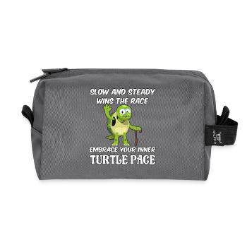 Slow and steady wins the race embrace turtle pace - Recycelte Kulturtasche - Anthrazit - Vorne