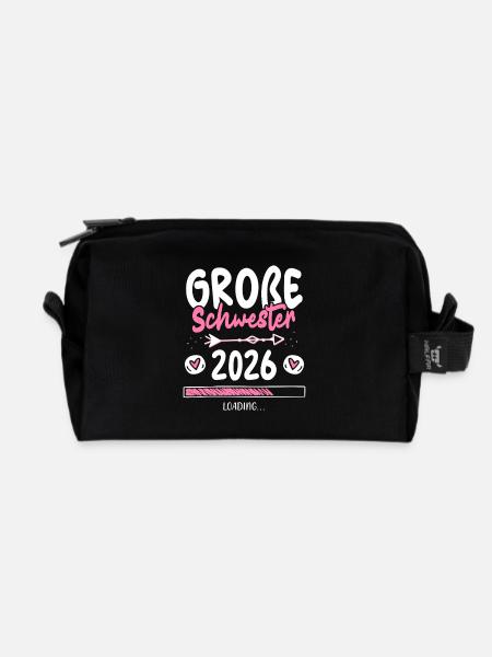 Große Schwester 2026 Loading - Recycelte Kulturtasche - Schwarz