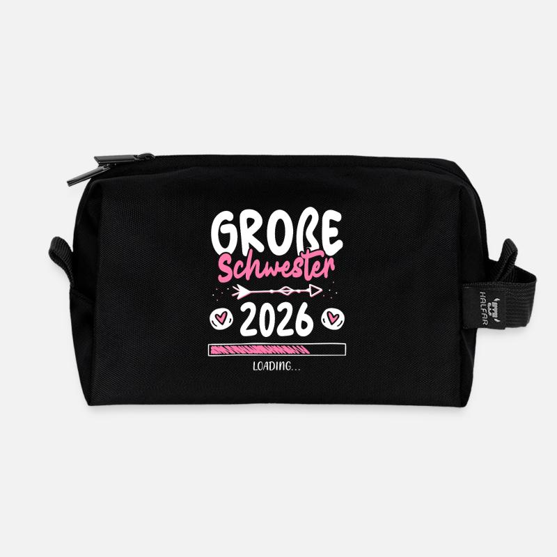 Große Schwester 2026 Loading - Recycelte Kulturtasche - Schwarz