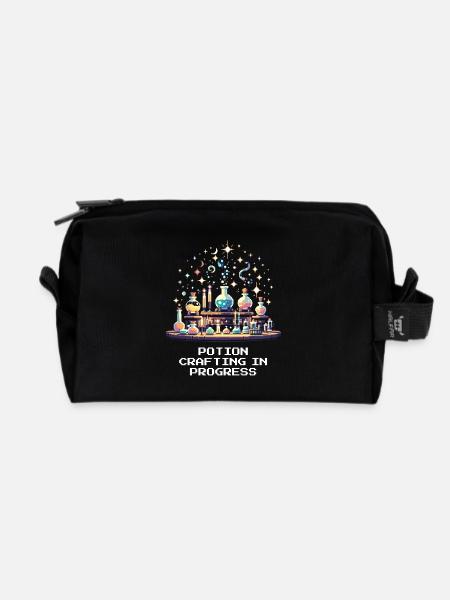 Potion de guérison en cours | Barman pendant le processus de mélange - Trousse de toilette en tissu recyclé - noir