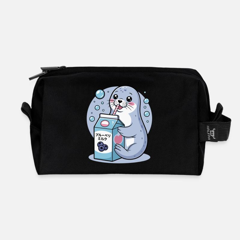 Kawaii Robbe Trinken Blaubeere Milch Niedliches Tier - Recycelte Kulturtasche - Schwarz