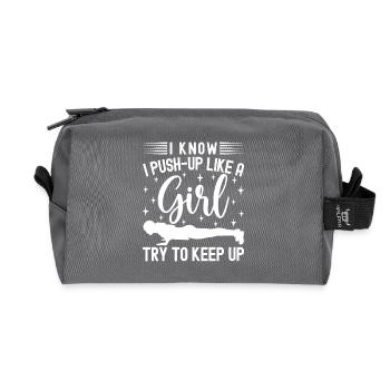 Gym Junkies Push-Up Like A Girl Keep Up - Recycelte Kulturtasche - Anthrazit - Vorne