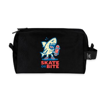 Comic-Hai mit Skateboard und Spruch - Recycelte Kulturtasche - Schwarz - Vorne
