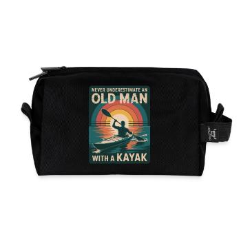 Never Underestimate an Old Man with a Kayak - Recycelte Kulturtasche - Schwarz - Vorne
