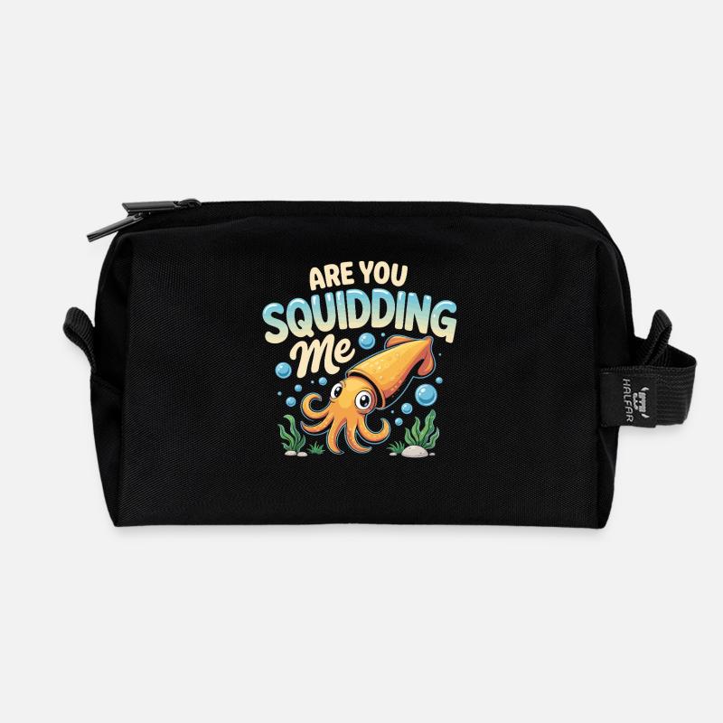 Niedlicher Tintenfisch mit lustigem Spruch - Recycelte Kulturtasche - Schwarz
