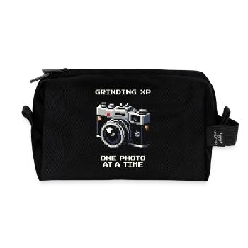 XP grinden | Foto für Foto besser, Fotografie - Recycelte Kulturtasche - Schwarz - Vorne
