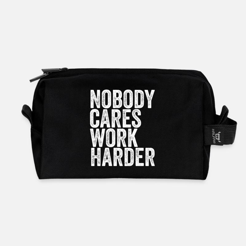 Nobody Cares Work Harder - Recycelte Kulturtasche - Schwarz