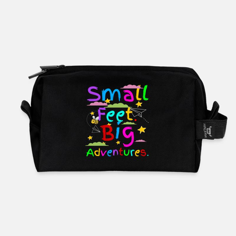 Kleine Füße Große Abenteuer - Recycelte Kulturtasche - Schwarz