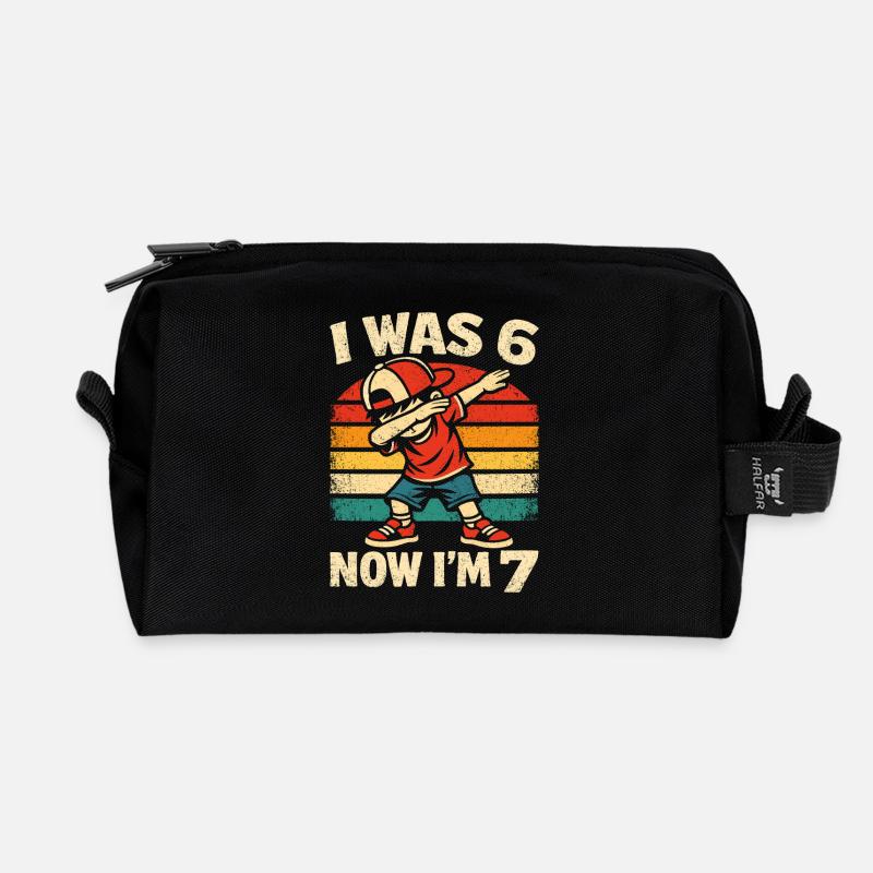 7e anniversaire, garçon de 7 ans, j’avais 6 ans maintenant dans 7 ans - Trousse de toilette en tissu recyclé - noir