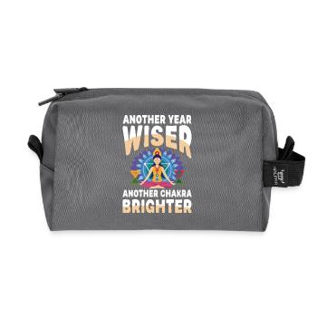  Another Year Wiser Another Chakra Brighter Yoga - Recycelte Kulturtasche - Anthrazit - Vorne