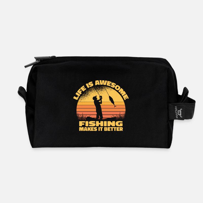 Life Is Awesome – Fishing Makes It Better - Recycelte Kulturtasche - Schwarz